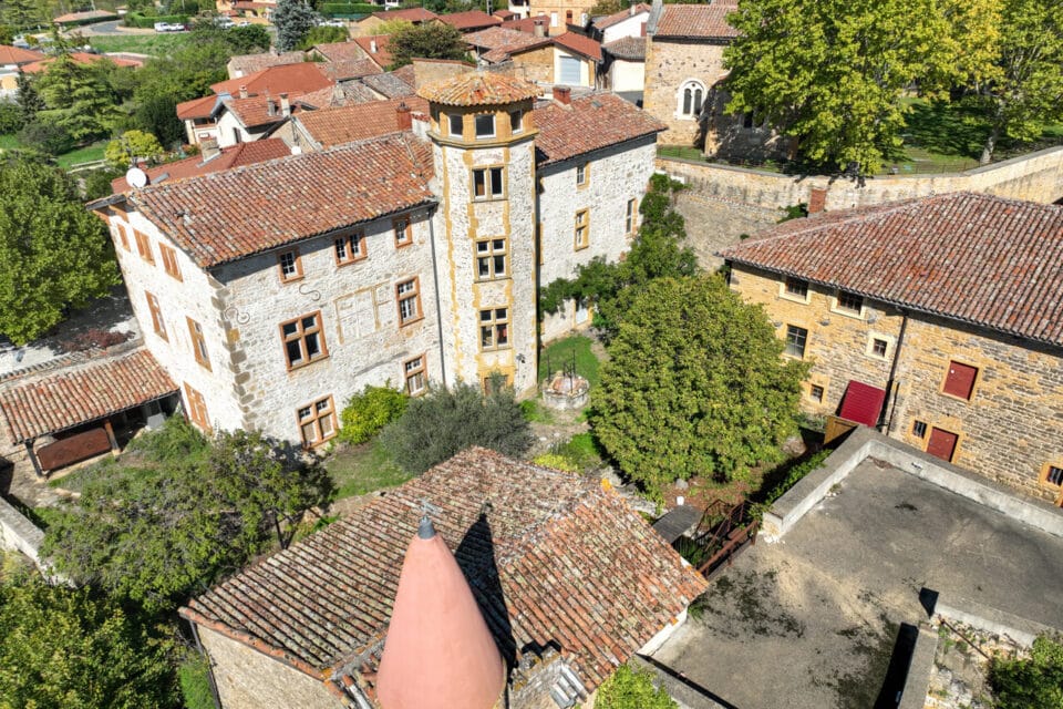 Près de Lyon : petit bijou de ce village du Rhône, le château en pierres dorées vendu